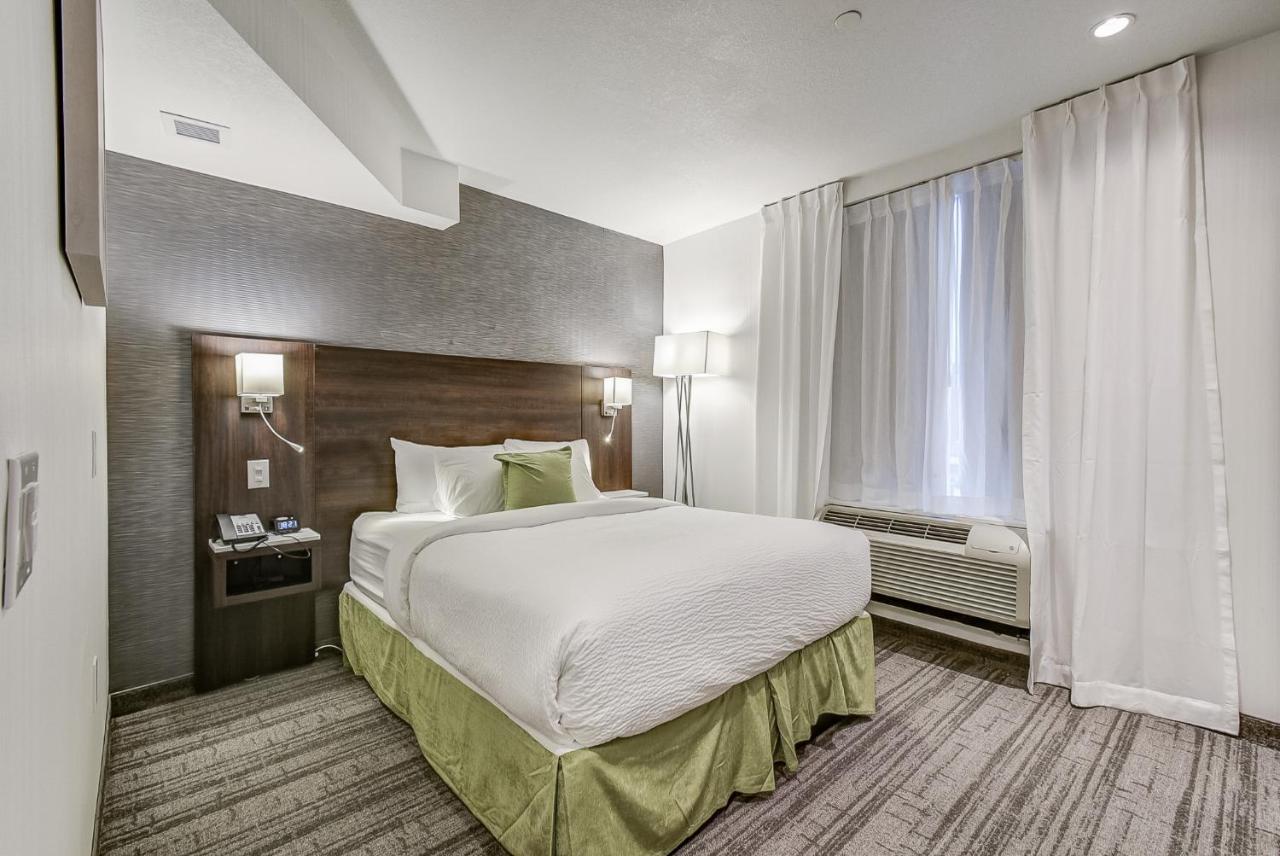 Est Hotel Торонто Экстерьер фото